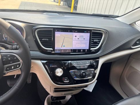 Used 2024 Chrysler Pacifica Limited FWD image 19