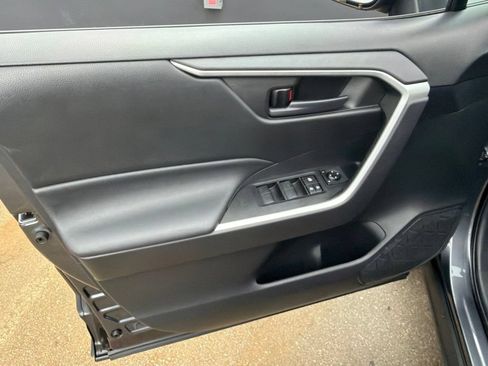 Used 2021 Toyota RAV4 LE AWD/4WD image 11