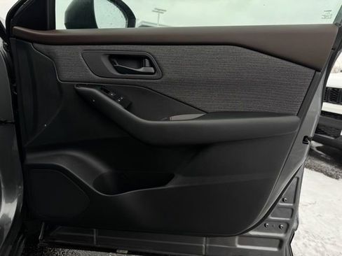 Used 2023 Nissan Rogue S image 12