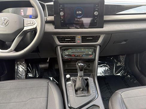 New 2026 Volkswagen Taos SE FWD image 16