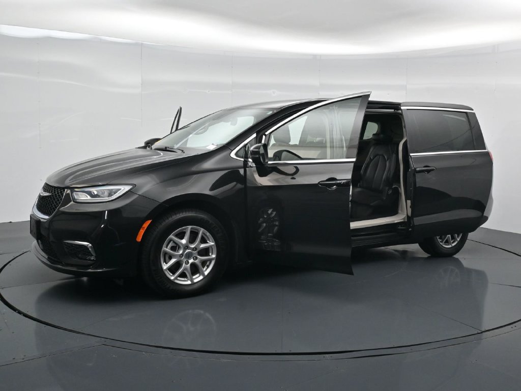 Used 2023 Chrysler Pacifica Touring-L FWD image 29