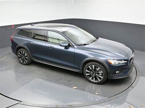 Used 2022 Volvo V60 T5 Cross Country w/ Advanced Package image 42