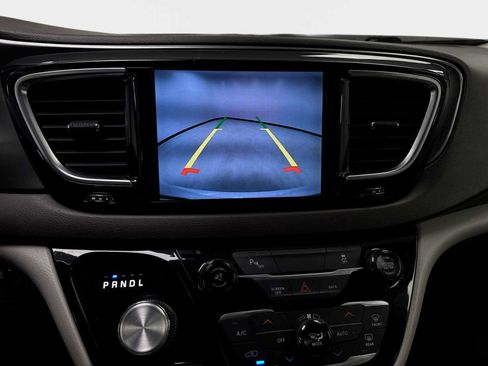 Used 2017 Chrysler Pacifica Touring-L Plus w/ Tire & Wheel Group FWD image 21