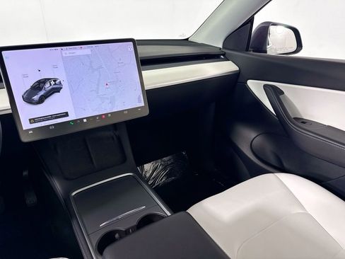 Used 2022 Tesla Model Y Long Range image 25