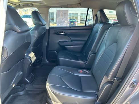 Used 2020 Toyota Highlander XLE image 16