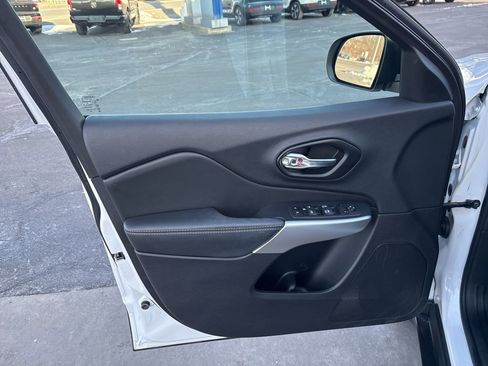 Used 2022 Jeep Cherokee Latitude w/ Sun & Sound Group image 15