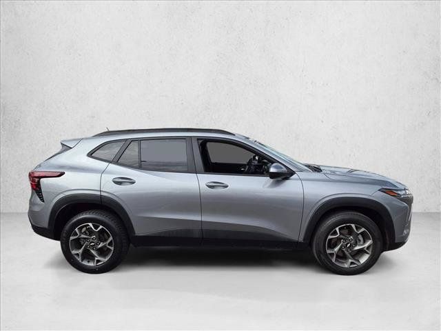 Used 2025 Chevrolet Trax LT FWD image 4