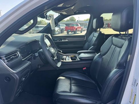 Used 2023 Jeep Wagoneer Series III w/ Preferred Equipment Group AWD/4WD image 5