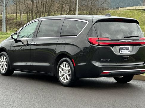 Used 2024 Chrysler Pacifica Touring-L image 5
