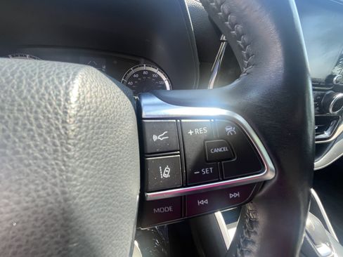 Used 2020 Toyota Highlander LE AWD/4WD image 18