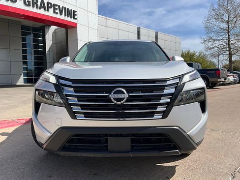 Used 2025 Nissan Rogue SV image 3