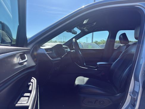 Used 2025 Jeep Grand Cherokee Altitude AWD/4WD image 10
