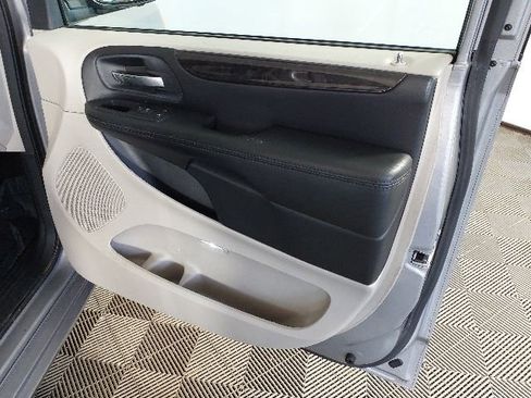 Used 2014 Dodge Grand Caravan SXT w/ UConnect Hands-Free Group FWD image 18