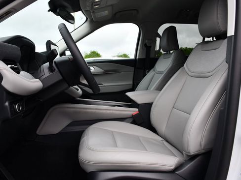 Used 2026 Ford Explorer Active AWD/4WD image 2