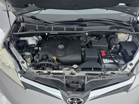 Used 2018 Toyota Sienna L image 31