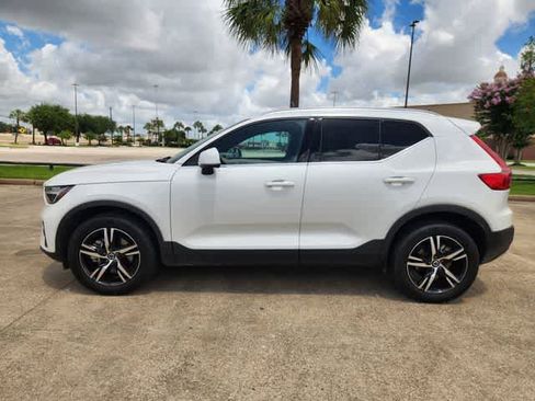 Used 2025 Volvo XC40 B5 Core AWD/4WD image 3