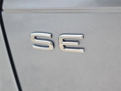 Used 2024 Volkswagen Tiguan SE R-Line FWD image 6