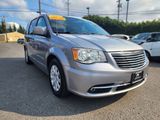 Used 2014 Chrysler Town & Country Touring image 3
