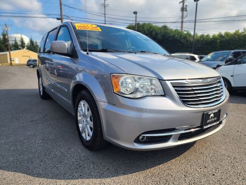 Used 2014 Chrysler Town & Country Touring image 3