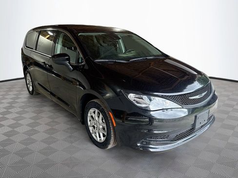 Used 2023 Chrysler Voyager LX FWD image 4