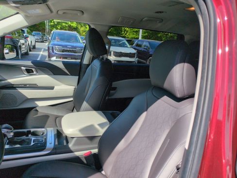 Used 2023 Kia Carnival LX FWD image 18