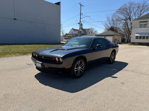Used 2019 Dodge Challenger SXT image 3
