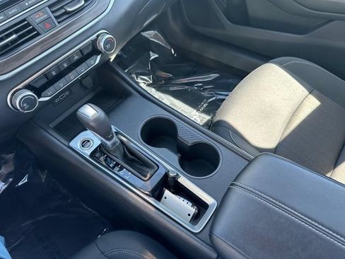 Used 2025 Nissan Altima 2.5 SV FWD image 19