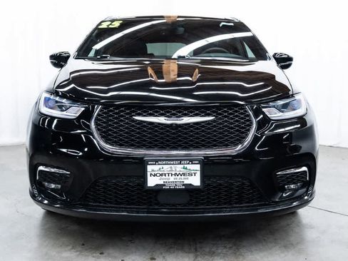 Used 2025 Chrysler Pacifica Select FWD image 2