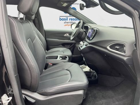Used 2025 Chrysler Pacifica Select image 17