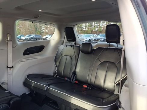 Used 2023 Chrysler Pacifica Limited image 8