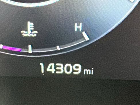 Used 2025 Kia Sportage SX image 12