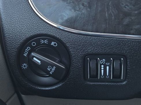 Used 2015 Chrysler Town & Country Touring image 25