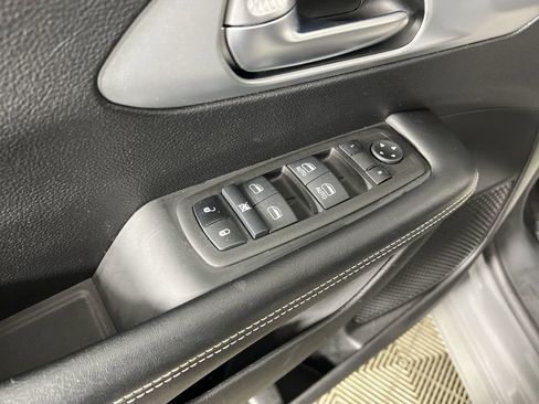 Used 2023 Chrysler Pacifica Touring-L w/ S Appearance Package AWD/4WD image 23