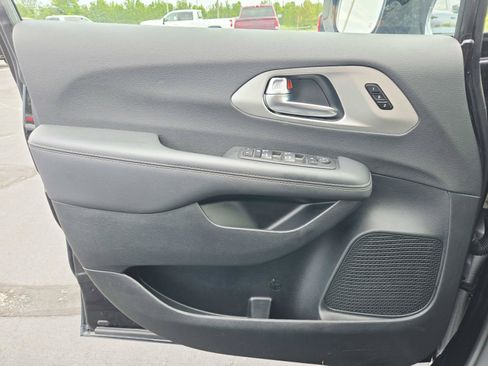 Used 2024 Chrysler Pacifica Limited w/ S Appearance Package FWD image 40