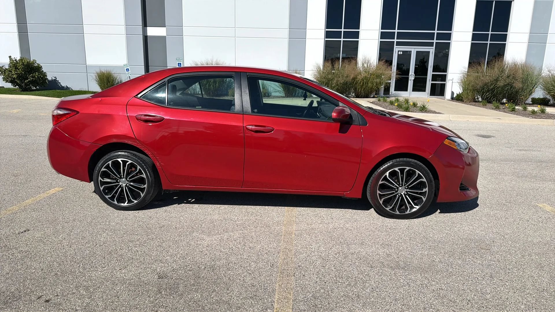 Used 2017 Toyota Corolla LE FWD image 4