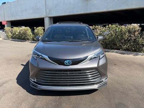 Used 2024 Toyota Sienna Platinum AWD/4WD image 3