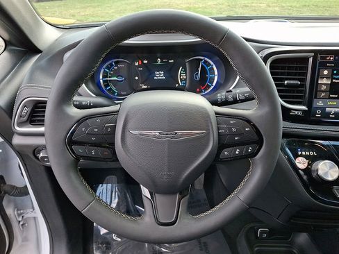 Used 2024 Chrysler Pacifica Select image 21