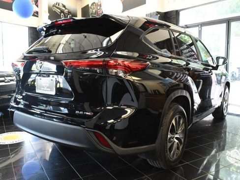 Used 2023 Toyota Highlander XLE AWD/4WD image 12