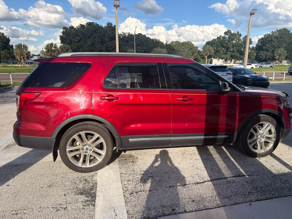 Used 2017 Ford Explorer XLT w/ Equipment Group 201A FWD image 1