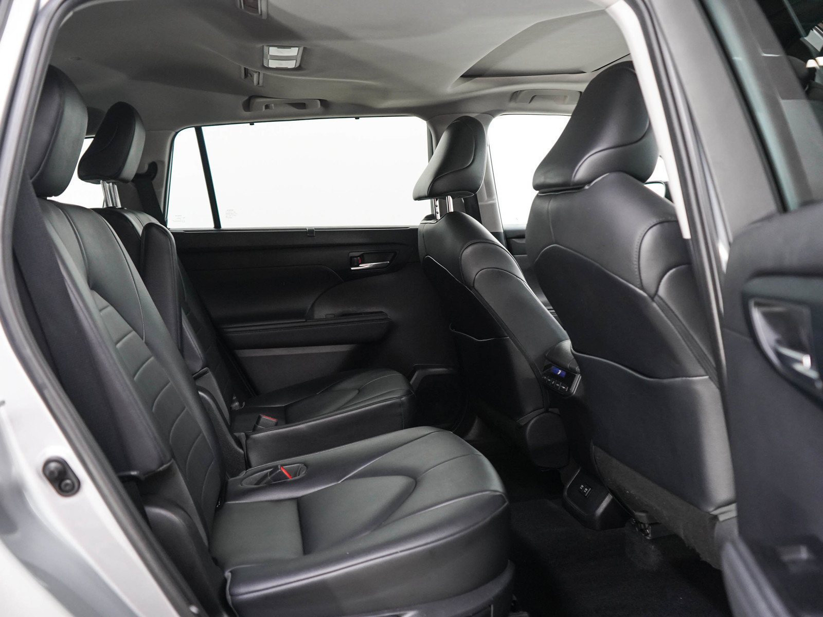 Used 2021 Toyota Highlander XLE AWD/4WD image 12