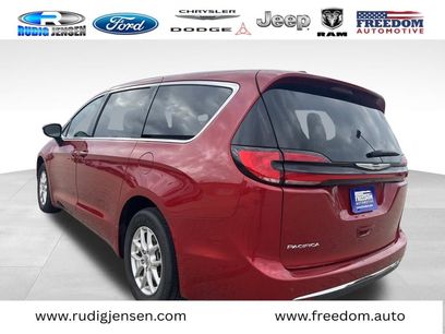 Used 2025 Chrysler Pacifica Select