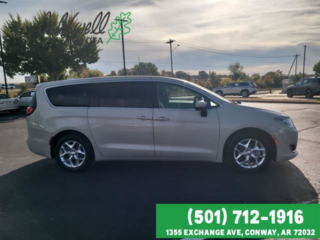 Used 2017 Chrysler Pacifica Touring Plus w/ Tire & Wheel Group FWD image 4