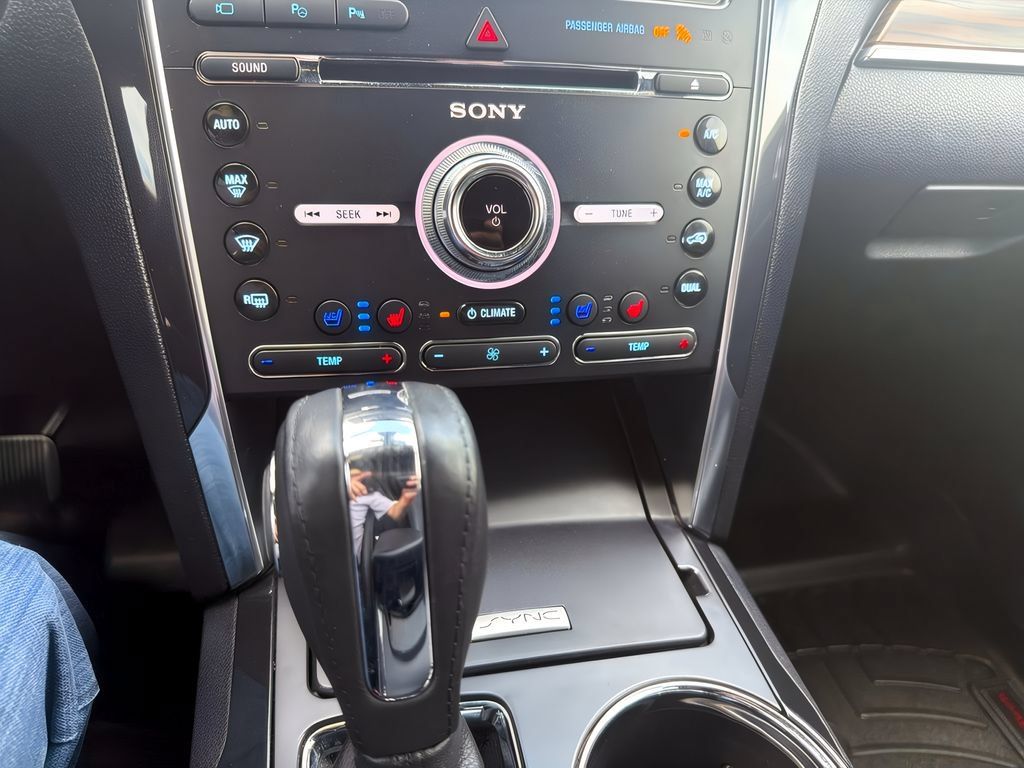 Used 2018 Ford Explorer Limited w/ Equipment Group 301A FWD image 17