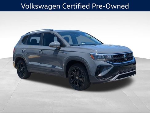 Used 2023 Volkswagen Taos SE w/ Panoramic Sunroof Package FWD image 2