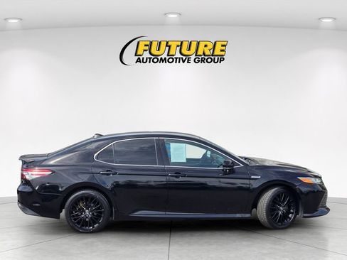 Used 2020 Toyota Camry XLE FWD image 3