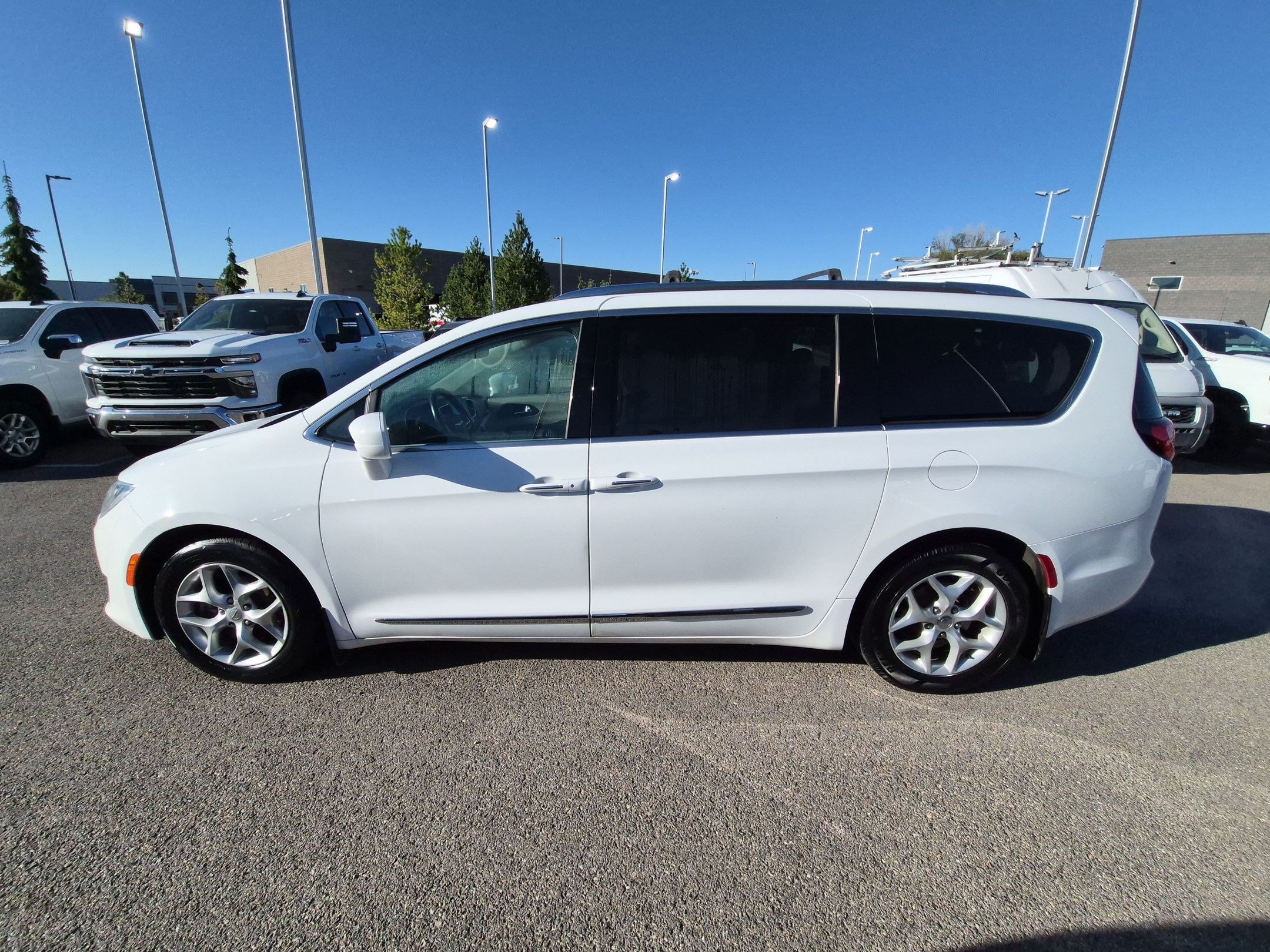 Used 2017 Chrysler Pacifica Touring-L Plus w/ Tire & Wheel Group FWD image 7