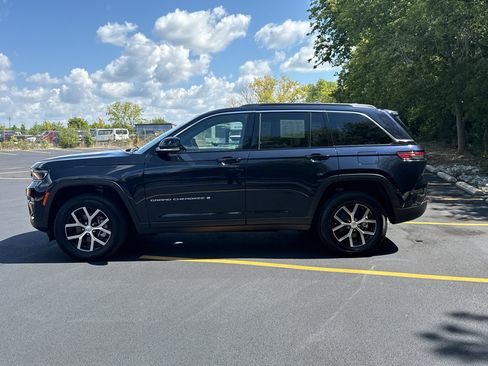 Used 2024 Jeep Grand Cherokee Limited w/ Luxury Tech Group II AWD/4WD image 9