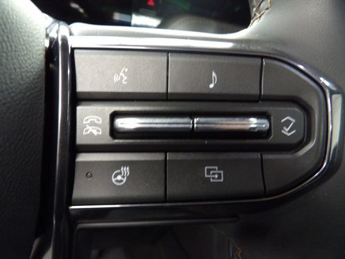 Used 2025 GMC Yukon XL AT4 AWD/4WD image 49