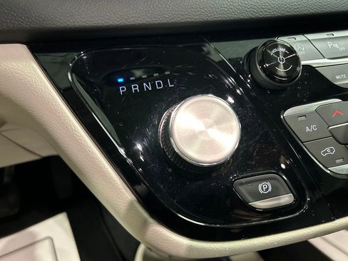 Used 2024 Chrysler Pacifica Touring-L image 20