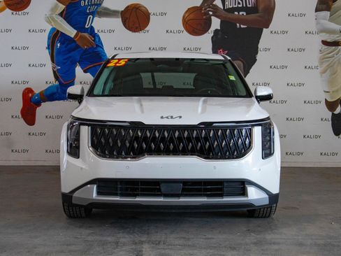 Used 2025 Kia Carnival image 20